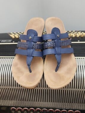 UGG MADDIE NAVY BLUE TRIPLE LEATHER STRAP THONG WEDGE SANDALS SZ 7
